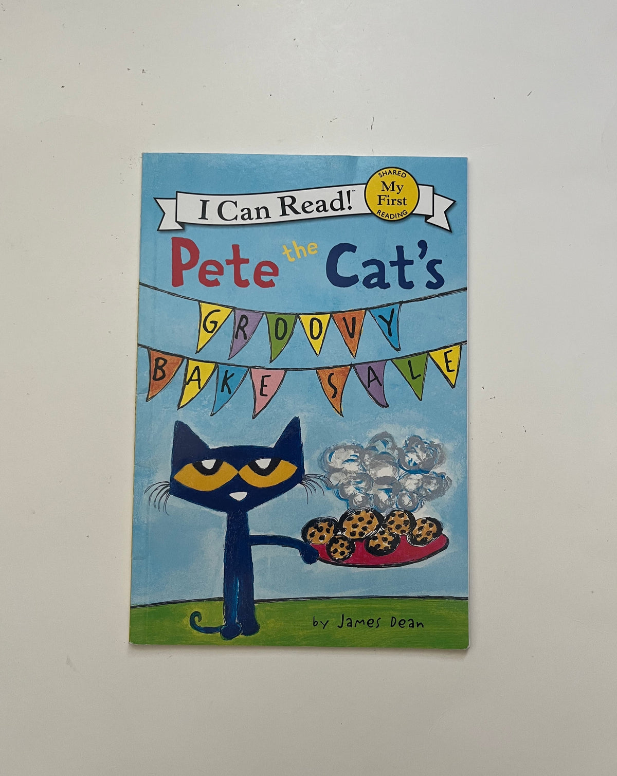 Pete the Cat&#39;s Groovy Bake Sale by James Dean